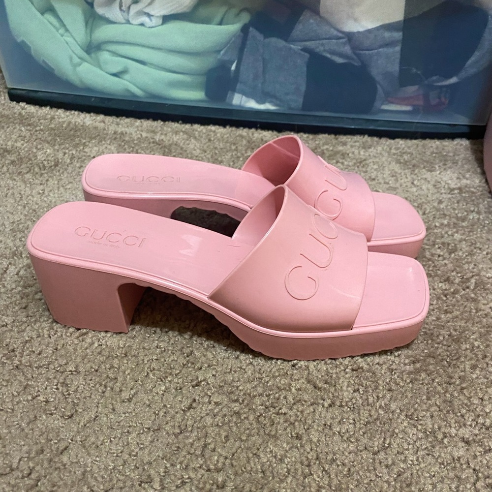 Women's rubber slide sandal size 7 worn once!